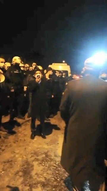 Polis İle Dernek Üyeleri Arasında Mezar Taşıma Gerginliği