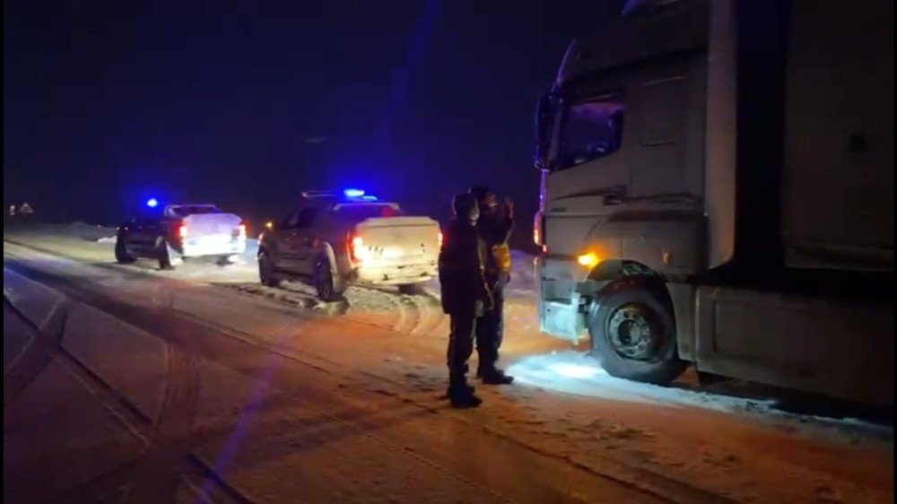 Muş’ta Tipi Ve Fırtınaya Yakalanan Sürücülerin İmdadına Jandarma Yetişti