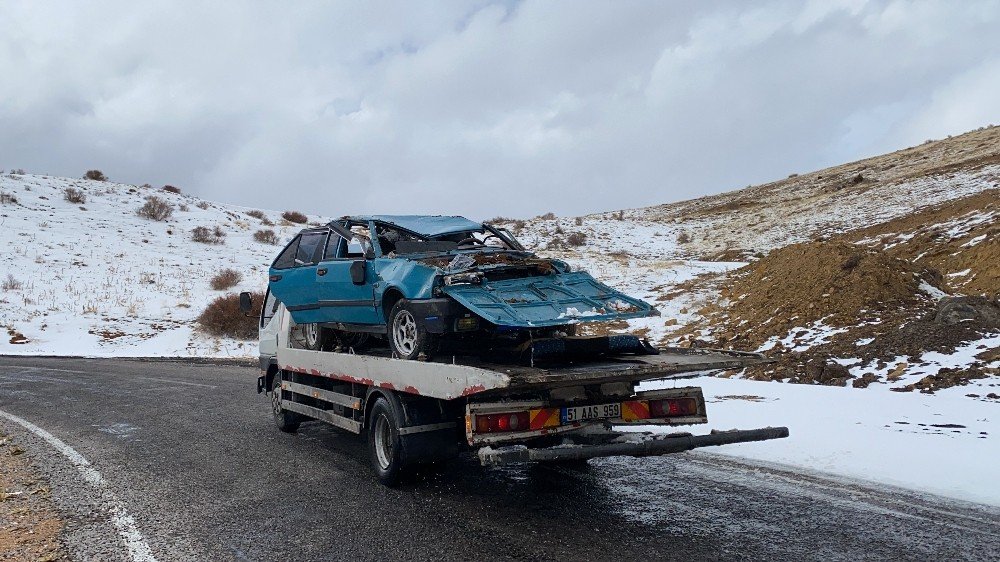 Otomobil Şarampole Devrildi: 2 Ölü, 1 Yaralı