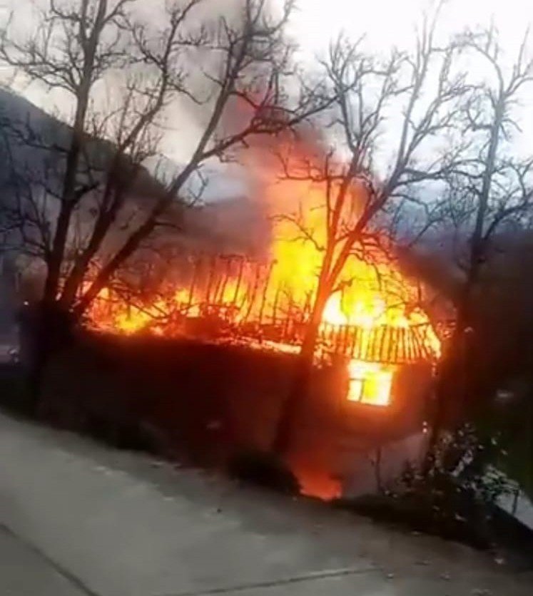 Rizeli Yangını Görünce Şoka Girdi, İtfaiyeyi Aramak Yerine "tedaş’ı Arayın" Diye Bağırdı