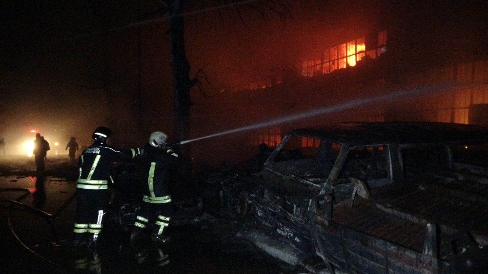 Samsun’da Sanayi Sitesindeki Yangın Söndürme Çalışması Devam Ediyor