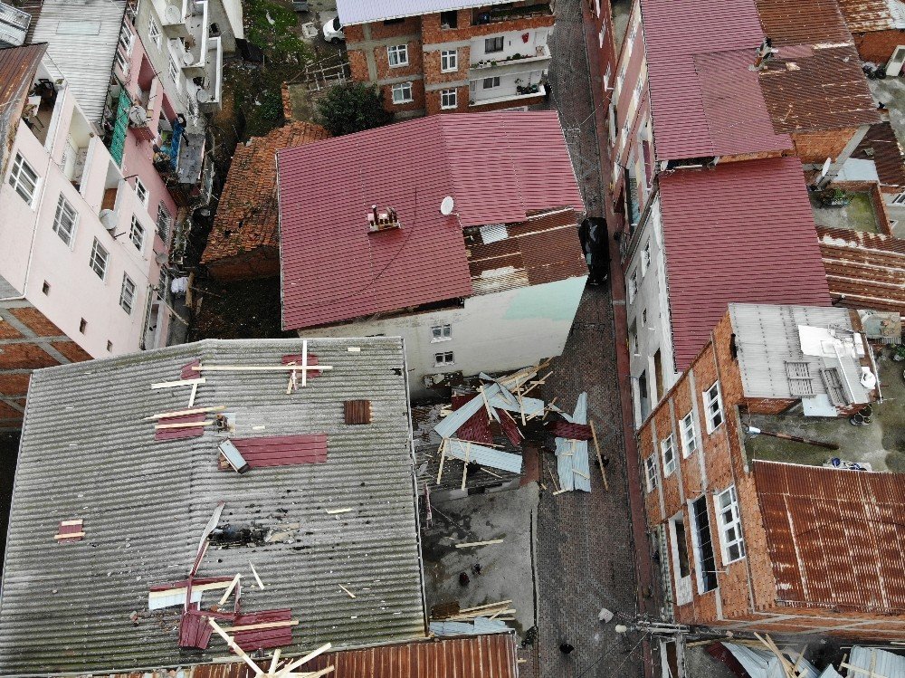 Samsun’da Şiddetli Rüzgar Binaların Çatılarını Uçurdu