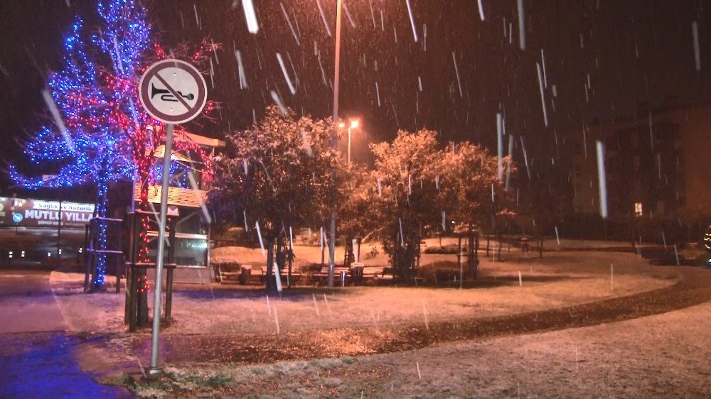 Sarıyer’de Gece Saatlerinde Başlayan Kar Yağışı Etkisini Göstermeye Başladı