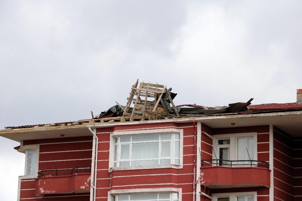 Yozgat’ta Şiddetli Rüzgar Bir Apartmanın Çatısına Zarar Verdi