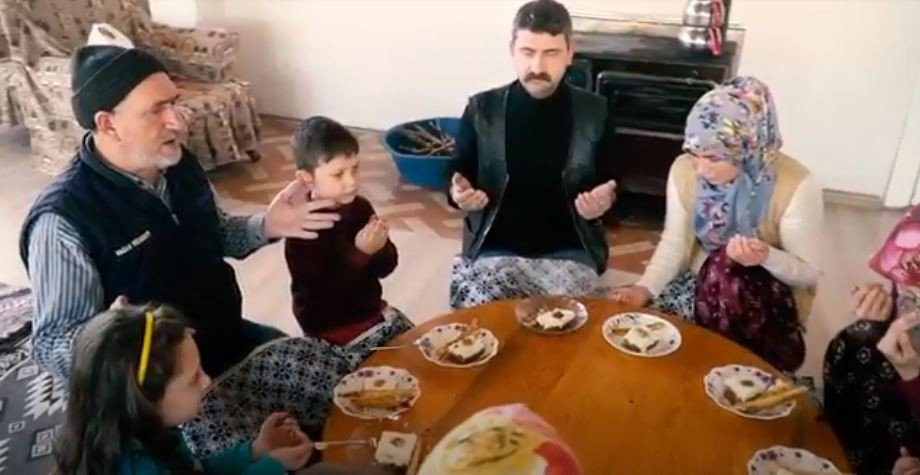 İ̇lkokul Öğrencilerinden Takdire Şayan Aile Filmi