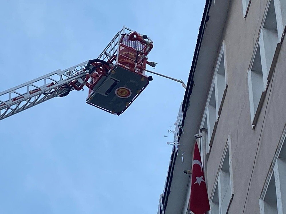Ardahan’da Çatılarda Buz Temizliği