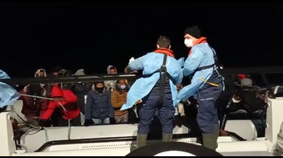 Ayvalık’ta 26 Mülteci Kurtarıldı