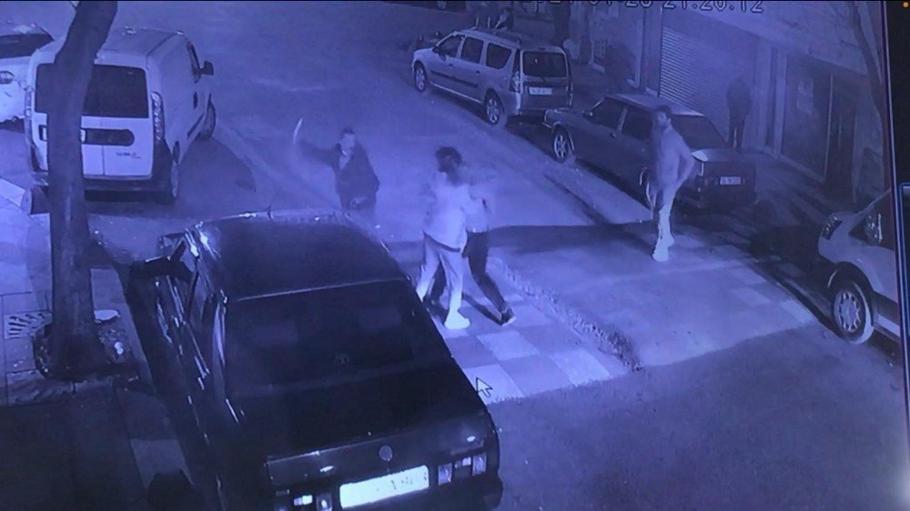 Kız Meselesi Kavgasında Arkadaşını Gözünden Bıçakladı
