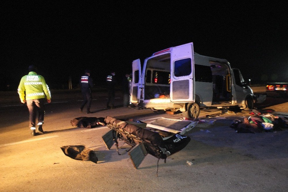 İ̇şçi Taşıyan Minibüs Tır’a Çarptı : 3 Ölü, 9 Yaralı