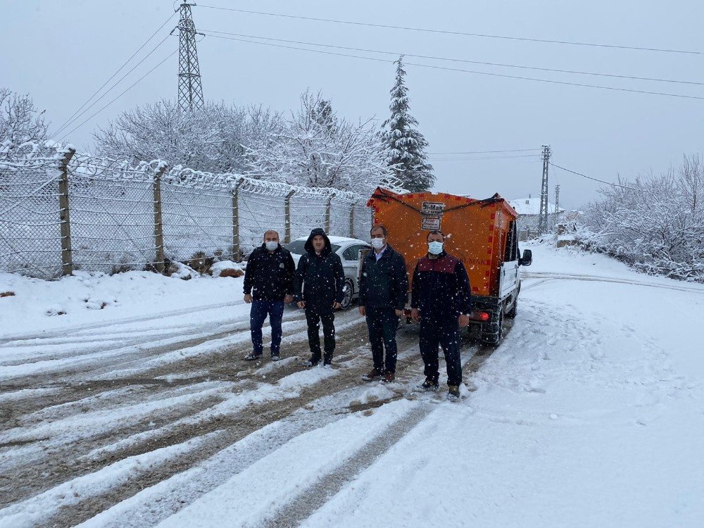 Yeşilyurt’ta Kar Temizleme Çalışmaları Sürüyor