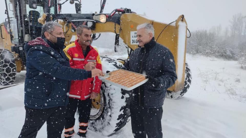 Binali Yıldırım’dan Karla Mücadele Ekiplerine Tatlı