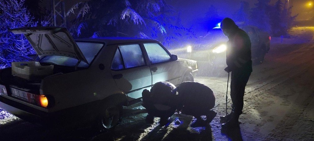 Elazığ’da Kar Etkili Oldu, Yolda Kalanlara Jandarma Yetişti