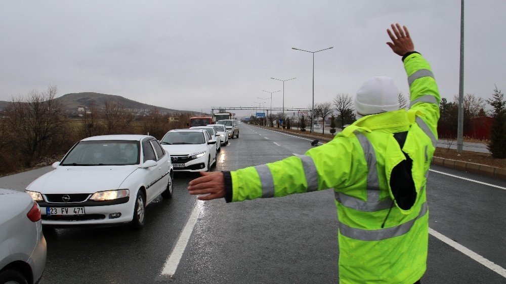 Elazığ’da Şehirler Arası Yollarda Kış Lastiği Denetimi, Kar Lastiği Olmayana İzin Verilmiyor