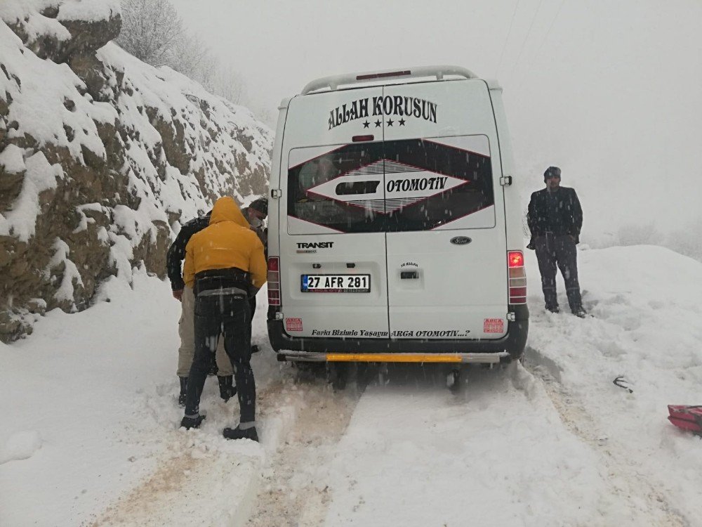 Şemdinli’de Yoğun Kar Yağışı Nedeniyle Araçlar Yolda Kaldı