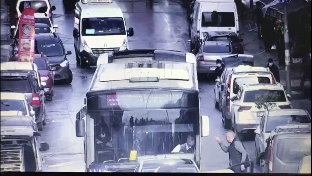 İ̇stanbul’da Otobüs Şoförüne Saldırıyla İlgili Yeni Görüntüler Kamerada