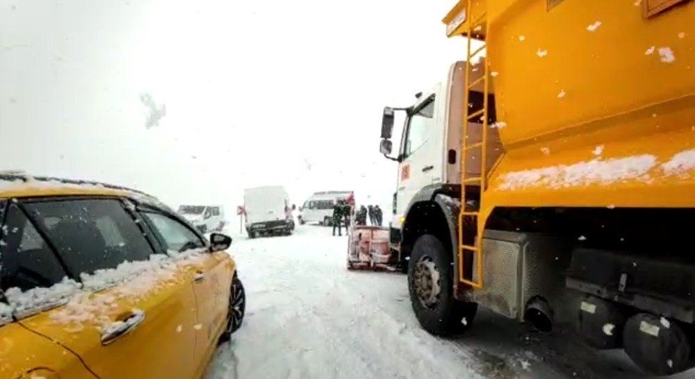Kar Ve Tipinin Etkili Olduğu Erzincan’da Araçlar Yollarda Mahsur Kaldı