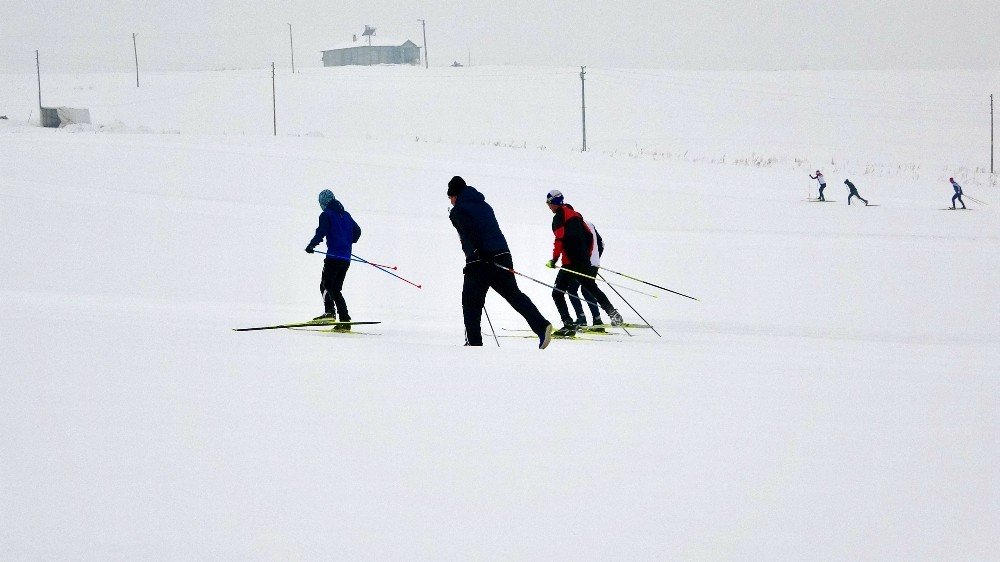 Kayaklı Koşu Sporcuları Dondurucu Soğuklarda Ter Dökerek Yarışmalara Hazırlanıyor