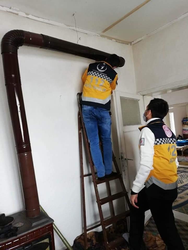Aşı İçin Eve Giden Sağlık Ekipleri Yatalak Vatandaşın Sobasını Kurdu