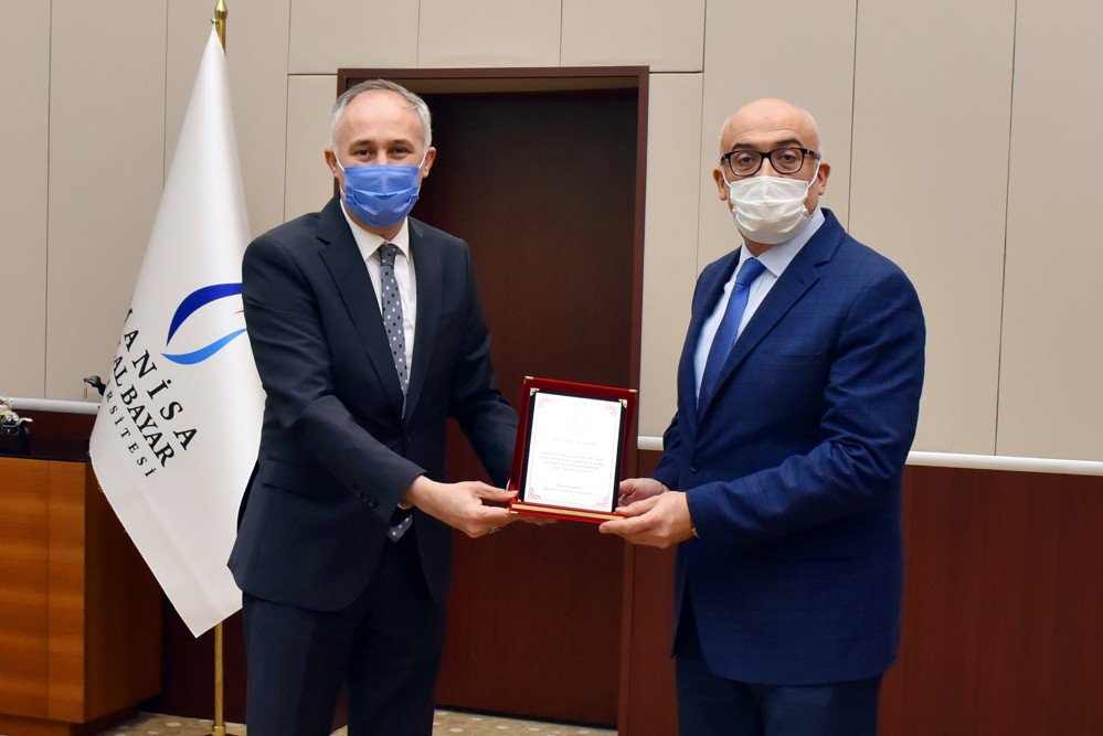 Rektör Ataç’a Uzaktan Eğitime Katkılarından Dolayı Plaket