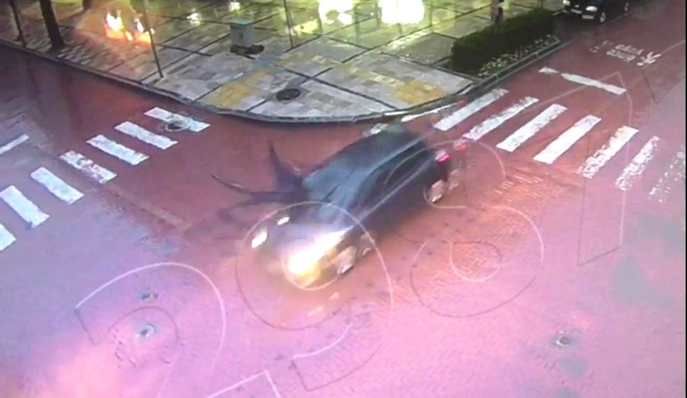 Otomobilin Çarptığı Bisiklet Sürücüsü Havada Takla Attı