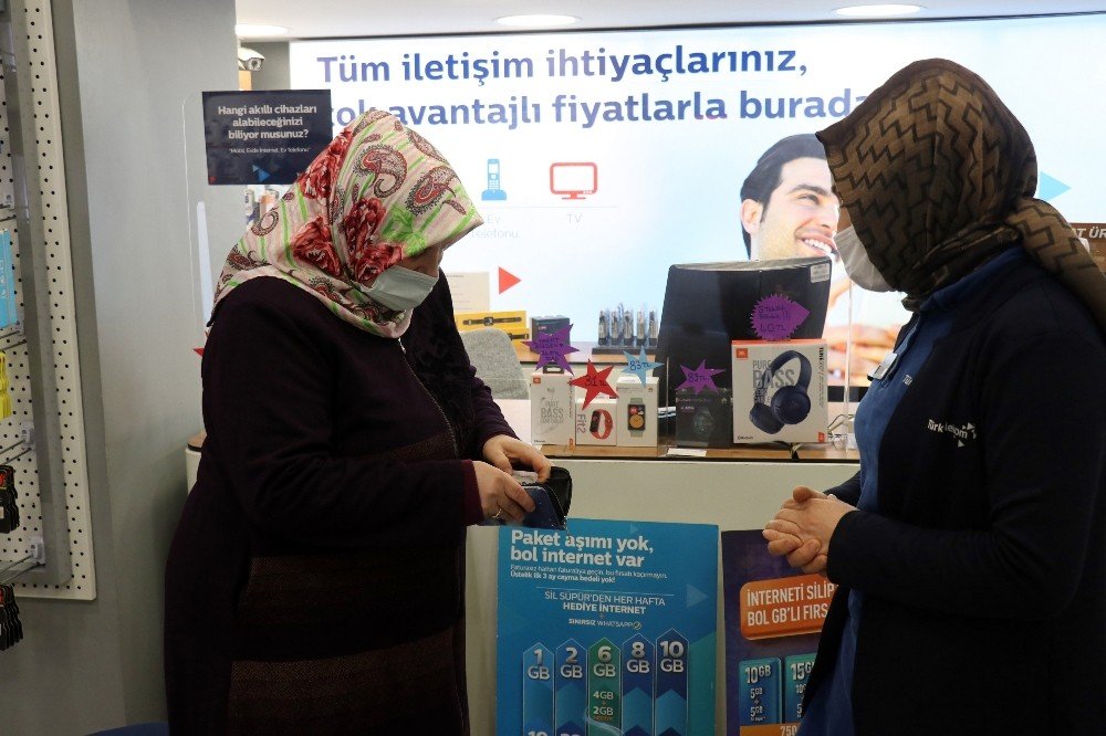 Unuttuğu Para Dolu Cüzdanına Mağaza Çalışanlarının Sayesinde Kavuştu
