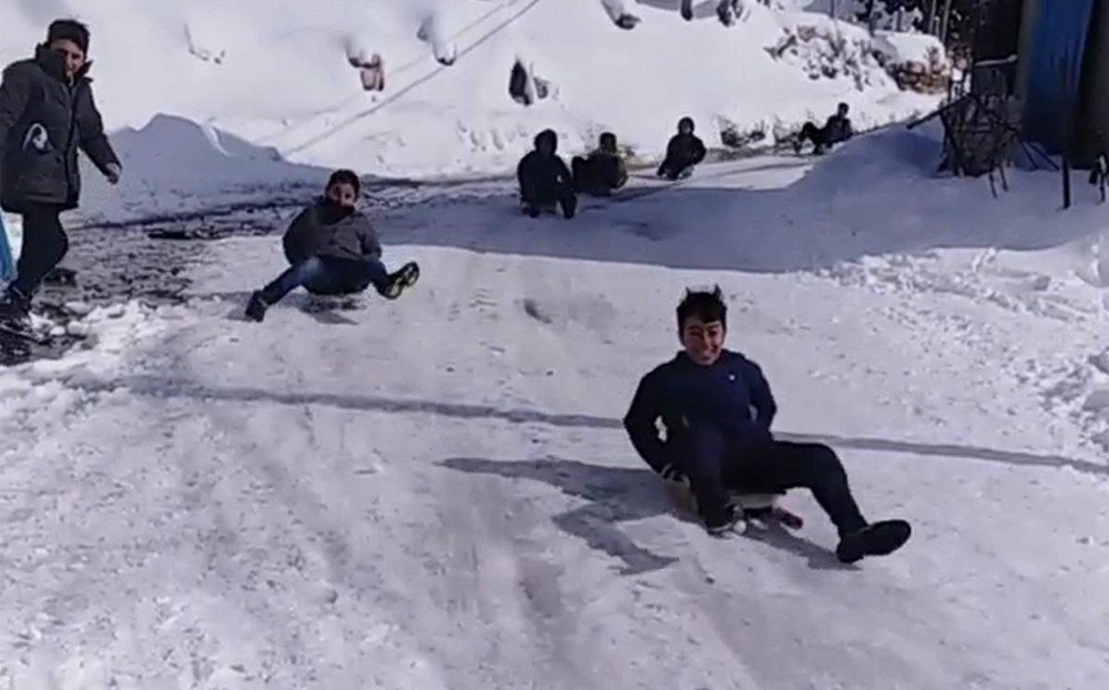 Çocuklar Karın Keyfini Kayarak Çıkardı