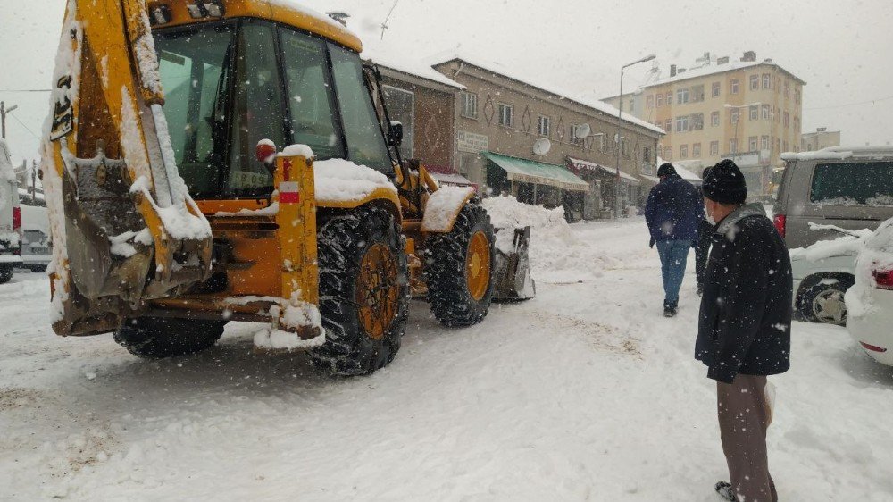 Gürün’de Kar Kalınlığı 30 Santimetreye Ulaştı