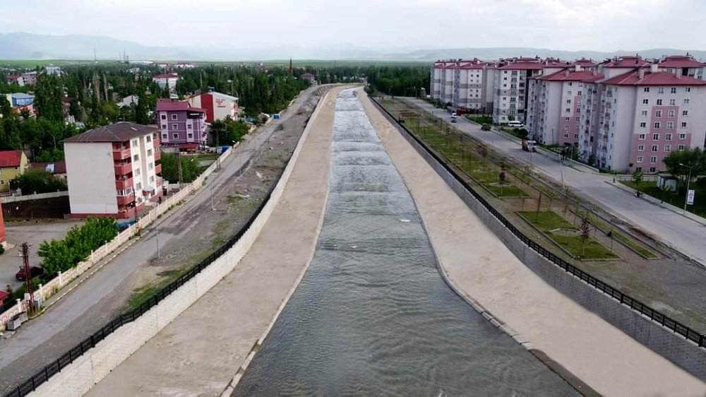 Ağrı İ̇l Merkezi Taşlıçay Deresi Islah Çalışmaları Tamamlandı