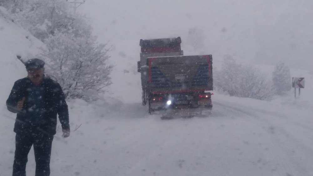 Tunceli’de İki İlçe Arasındaki Yol Kar Yağışı Nedeniyle Ulaşıma Kapatıldı