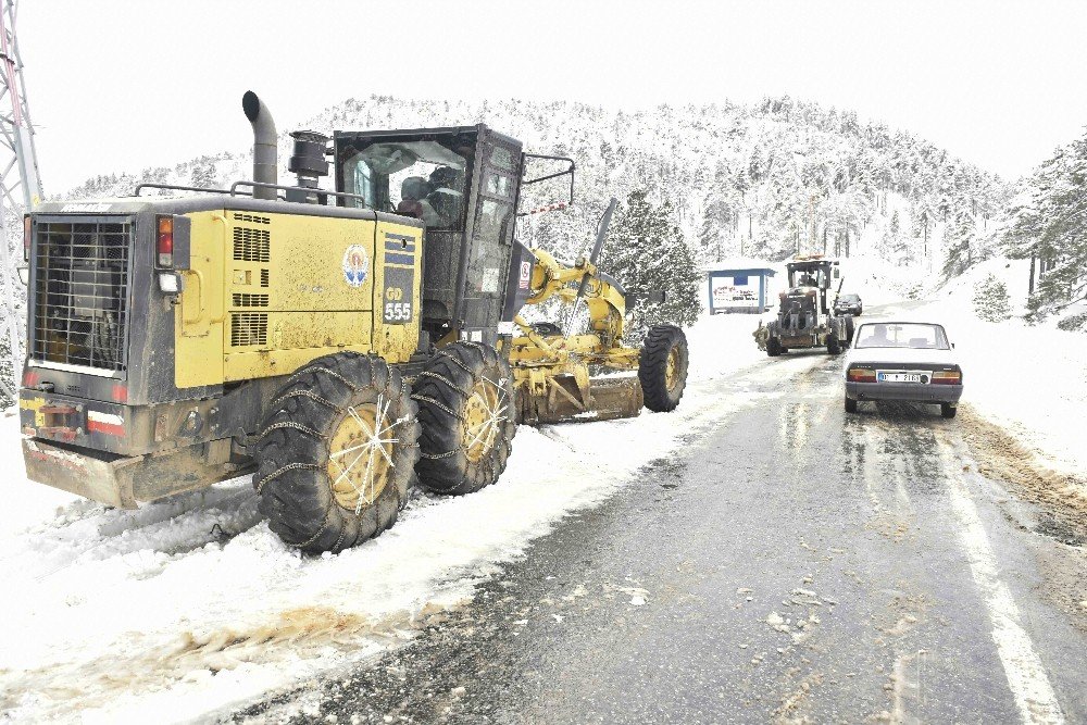 Adana’nın Yüksek Kesimlerinde Karla Mücadele Aralıksız Sürüyor