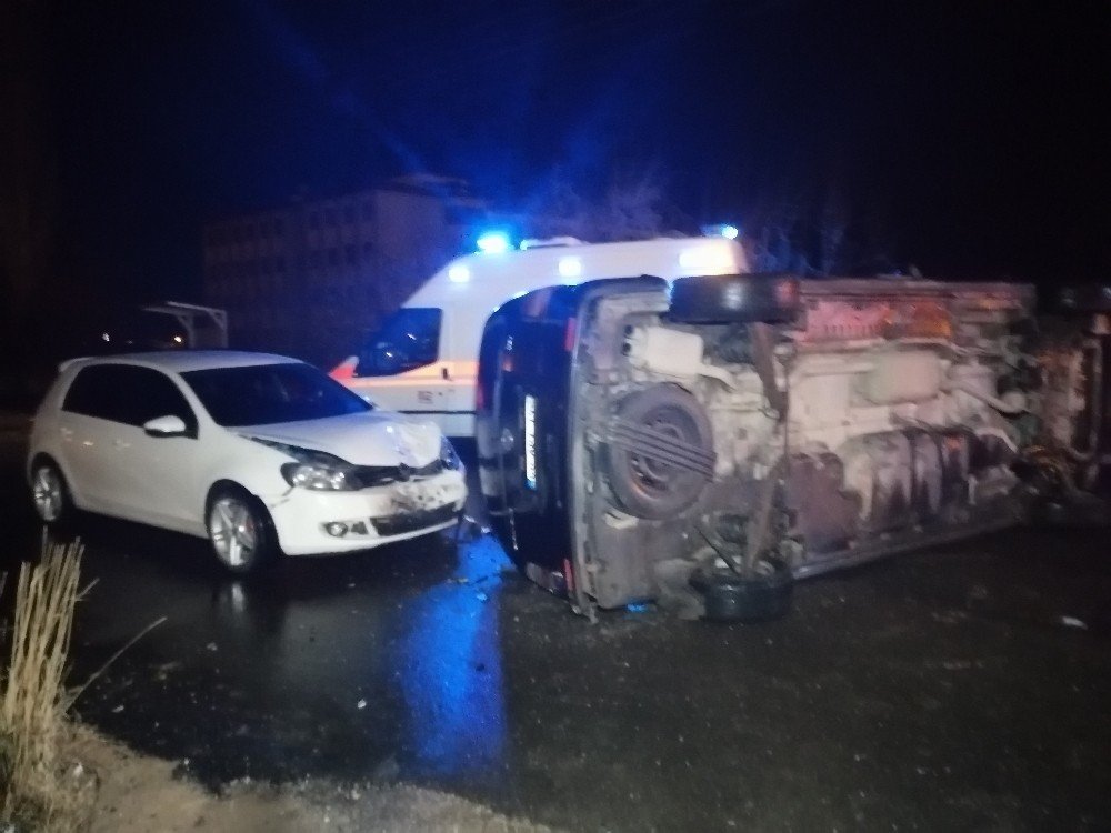 Aksaray’da 3 Aracın Karıştığı Kazada 2 Kişi Yaralandı