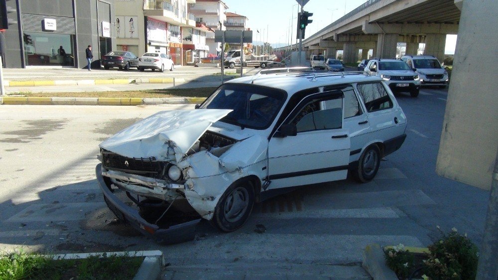 Kırmızı Işık İhlali Kazası: 1 Yaralı