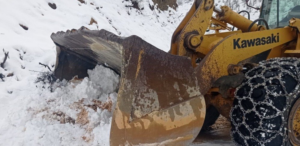 Batman’da Köy Yollarında Kar Temizleme Çalışmaları Aralıksız Devam Ediyor