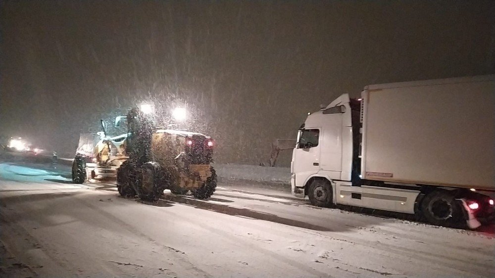 Bitlis’te Tipi Ve Fırtına Araçların Yolda Kalmasına Neden Oldu