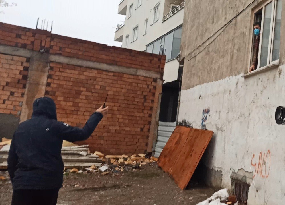 Kumar Baskınında Pencereden Kaçarken Yakalandılar
