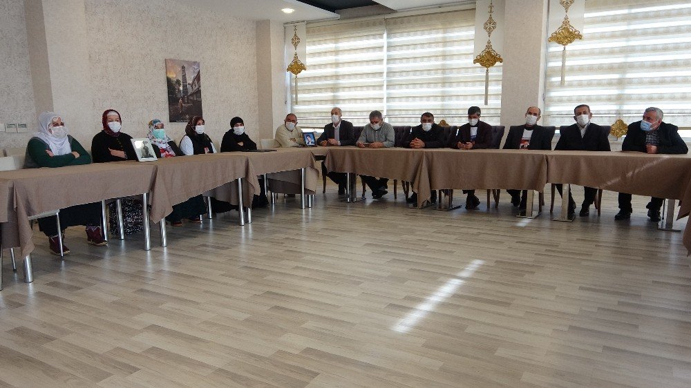 Evlat Nöbeti Kısıtlamaya Rağmen Devam Ediyor
