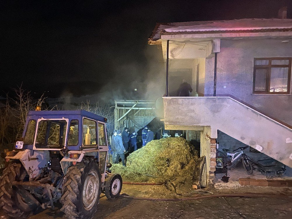 Yangını Söndürmeye Çalışanlar Dumandan Etkilendi