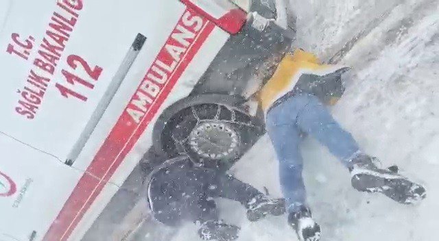 Ambulans Fırtınada Yolda Kaldı