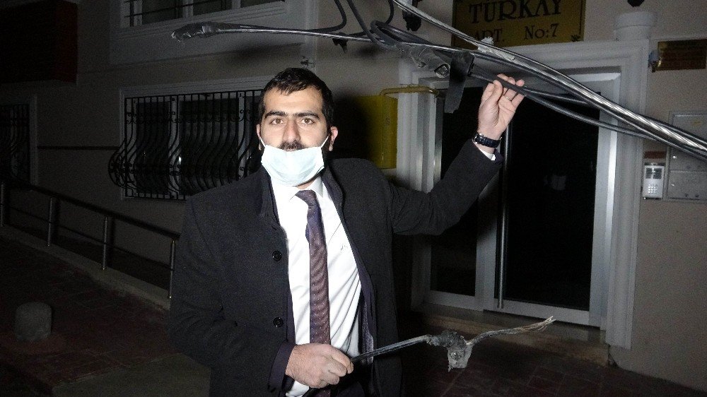Patlayıp Ateş Saçan Elektrik Kabloları Mahalle Sakinlerini Korkuttu