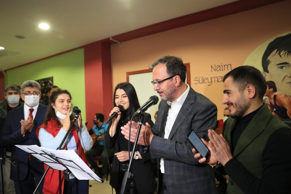Bakan Kasapoğlu Vanlı Gençlerle Türkü Seslendirdi