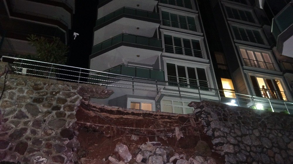 İ̇stinat Duvarı Çöktü, Sesi Duyan "deprem Oluyor" Zannetti