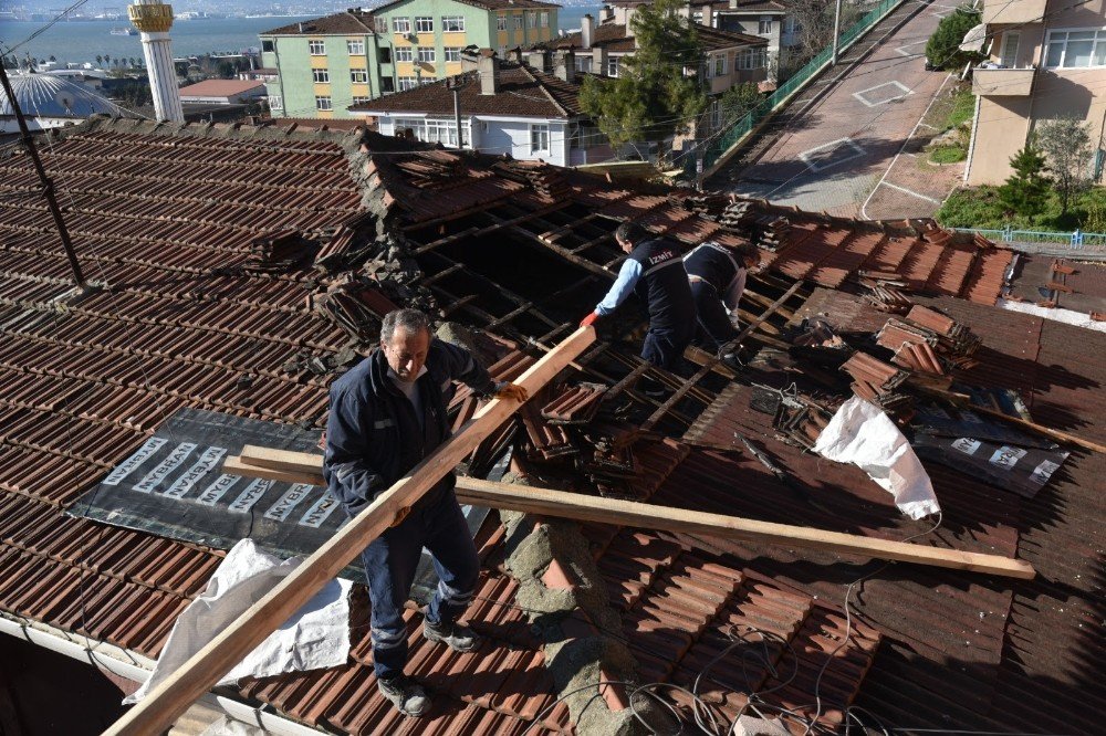 İ̇zmit Belediyesinden Çatısı Yanan Vatandaşa Yardım
