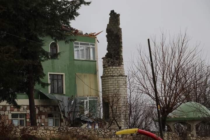 Yıldırım Düşen Caminin Minaresi Yıkıldı