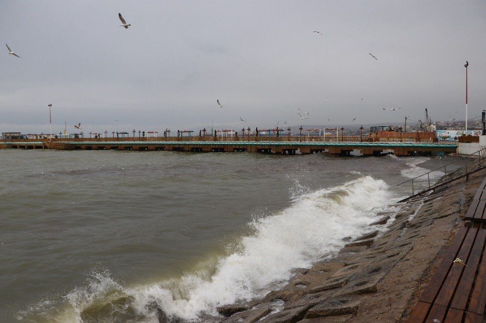 Marmara’da Deniz Ulaşımına Lodos Engeli