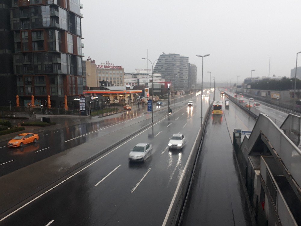 İ̇stanbul’da Yağmur Etkili Oluyor
