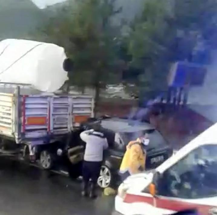 Lüks Cip Tıra Arkadan Çarptı: 2 Ağır Yaralı