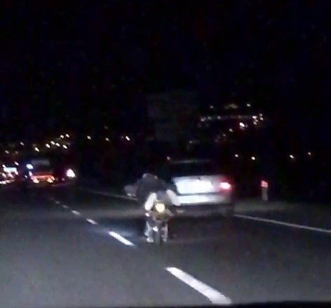 Seyir Halindeki Motosikletin Üzerine Yatan Sürücü Ölümle Dans Etti