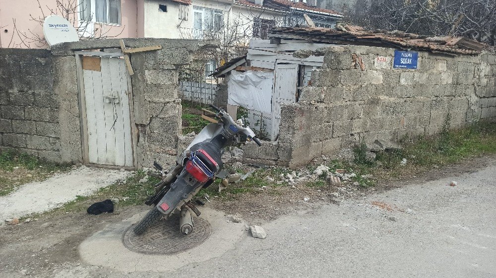 Polisin ’dur’ İhtarına Uymayan Motosiklet Sürücüsü Duvara Çarptı