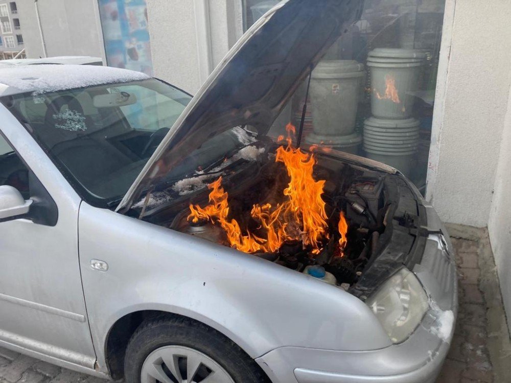 Otomobilin Motor Kısmı Alev Aldı