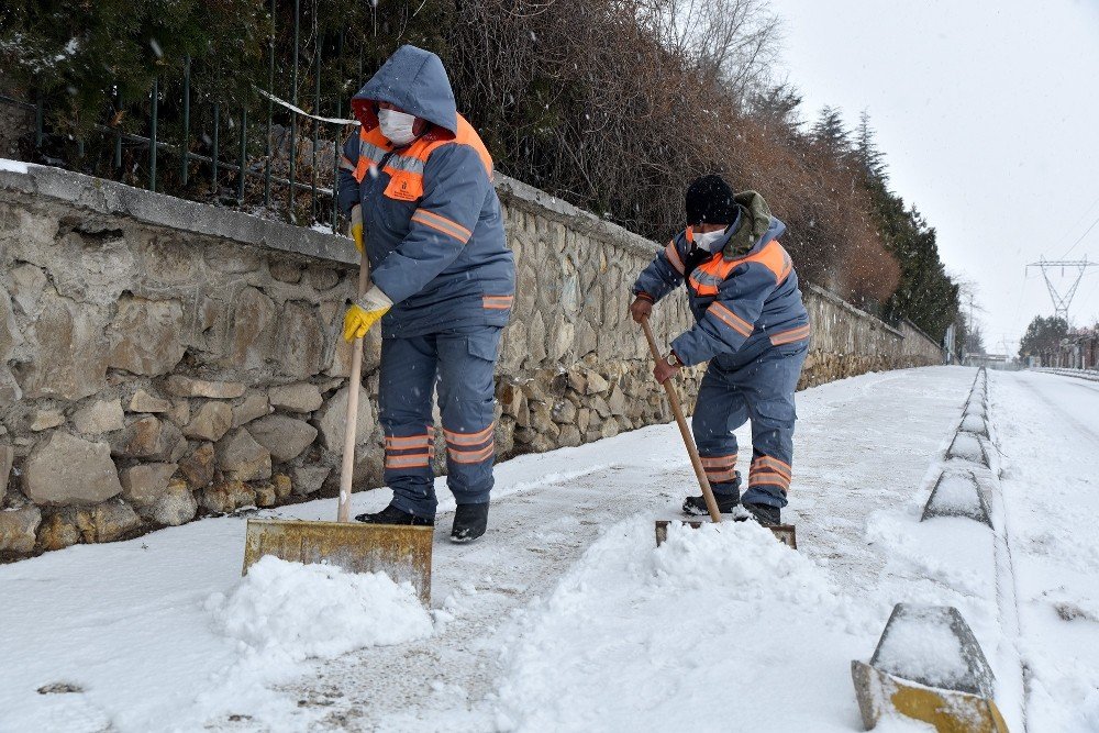 Tepebaşı’nda Kar Yağışına Hızlı Müdahale